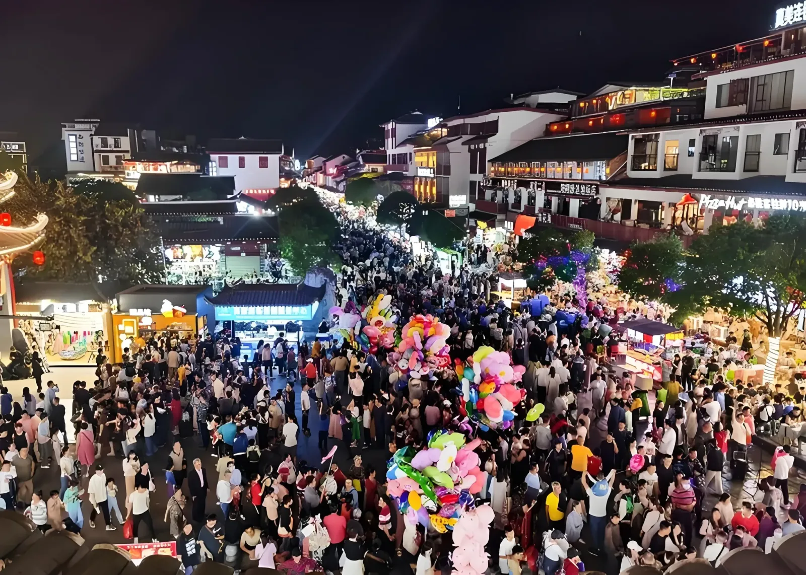 During the ‘May Day’ holiday, Yangshuo West Street is bustling with crowds, with visitors shoulder to shoulder