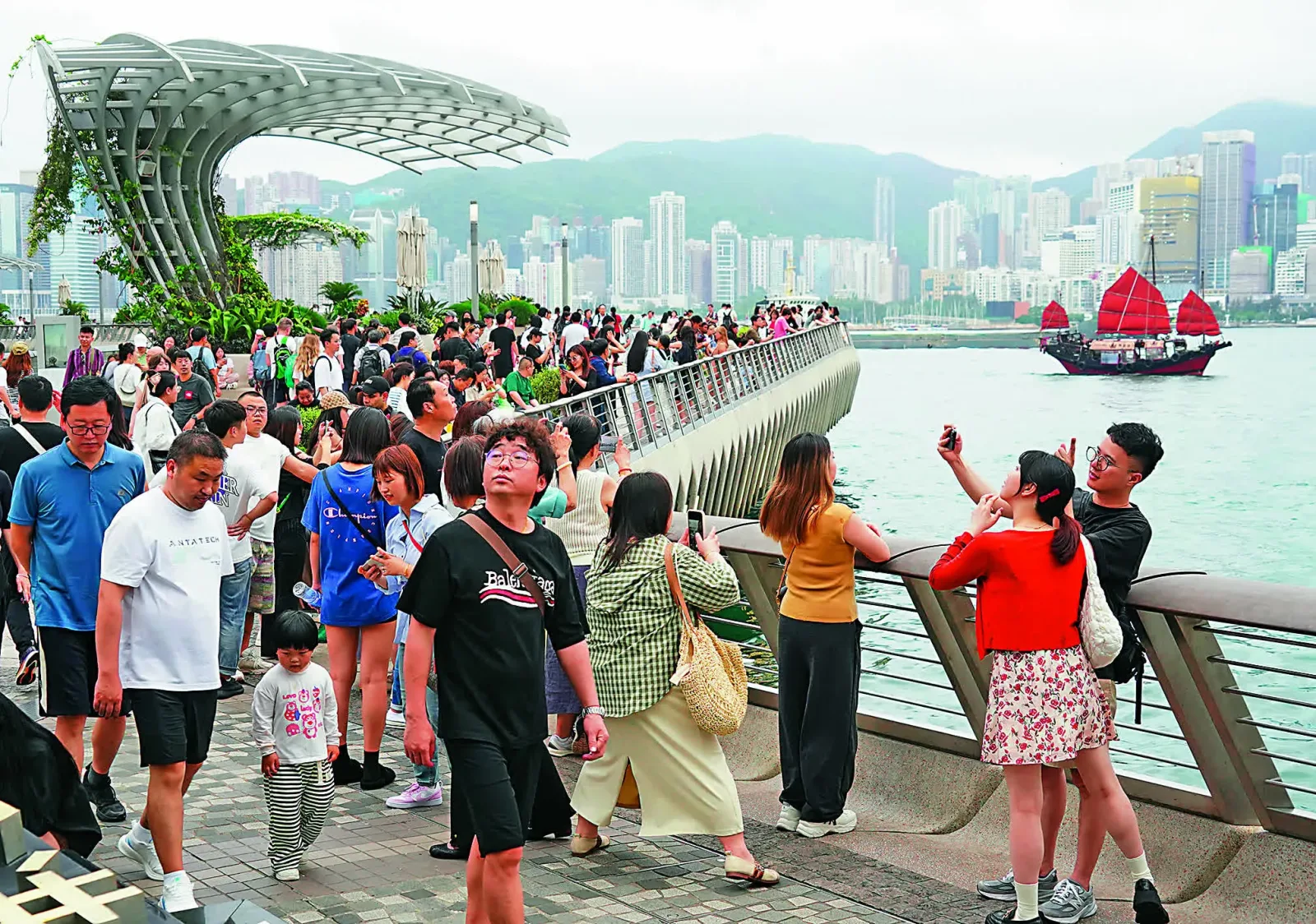 The popular scenic spot, Hong Kong Tsim Sha Tsui’s Avenue of Stars, is packed with people
