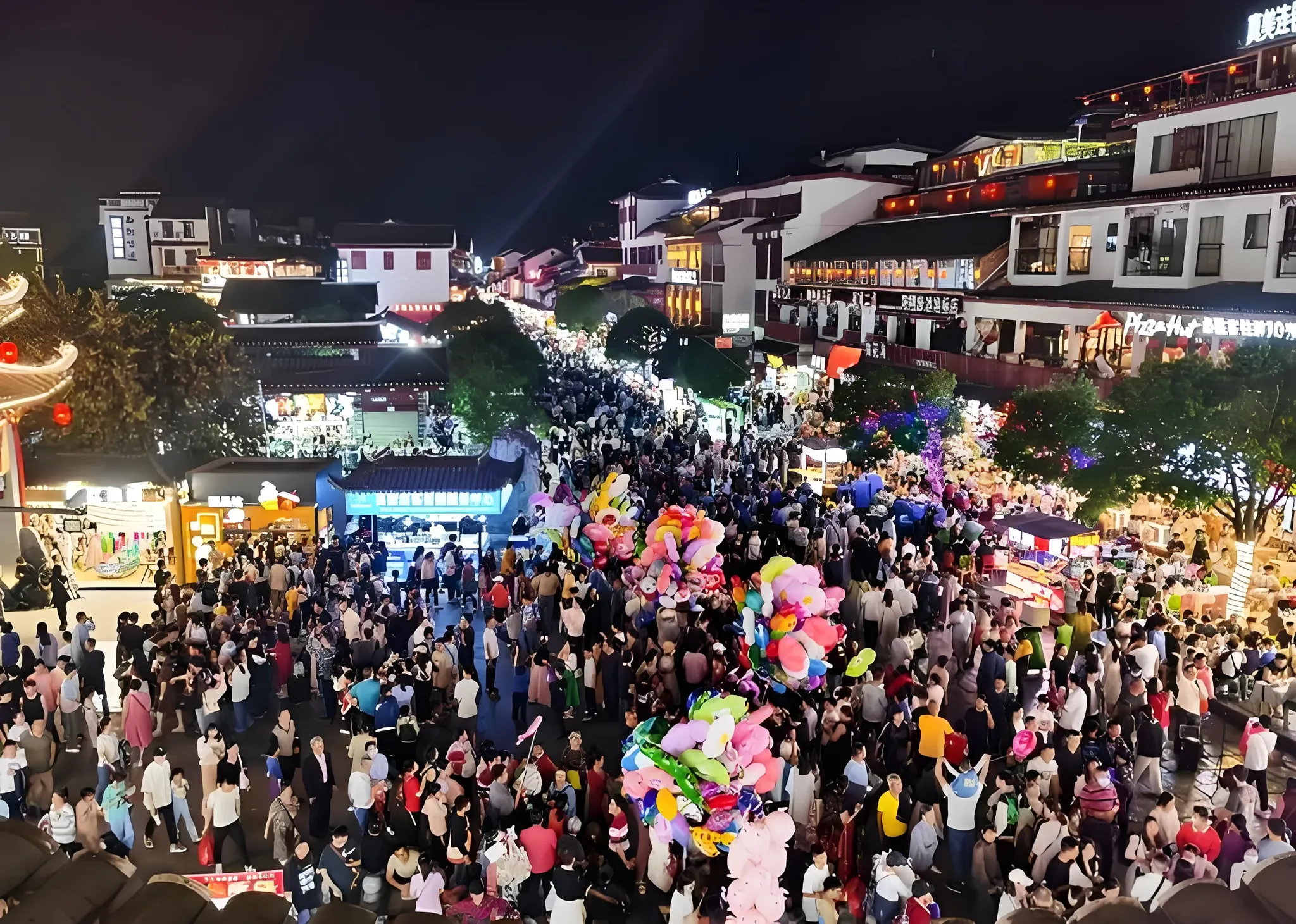 1. During the 'May Day' holiday, Yangshuo West Street is bustling with crowds, with visitors shoulder to shoulder