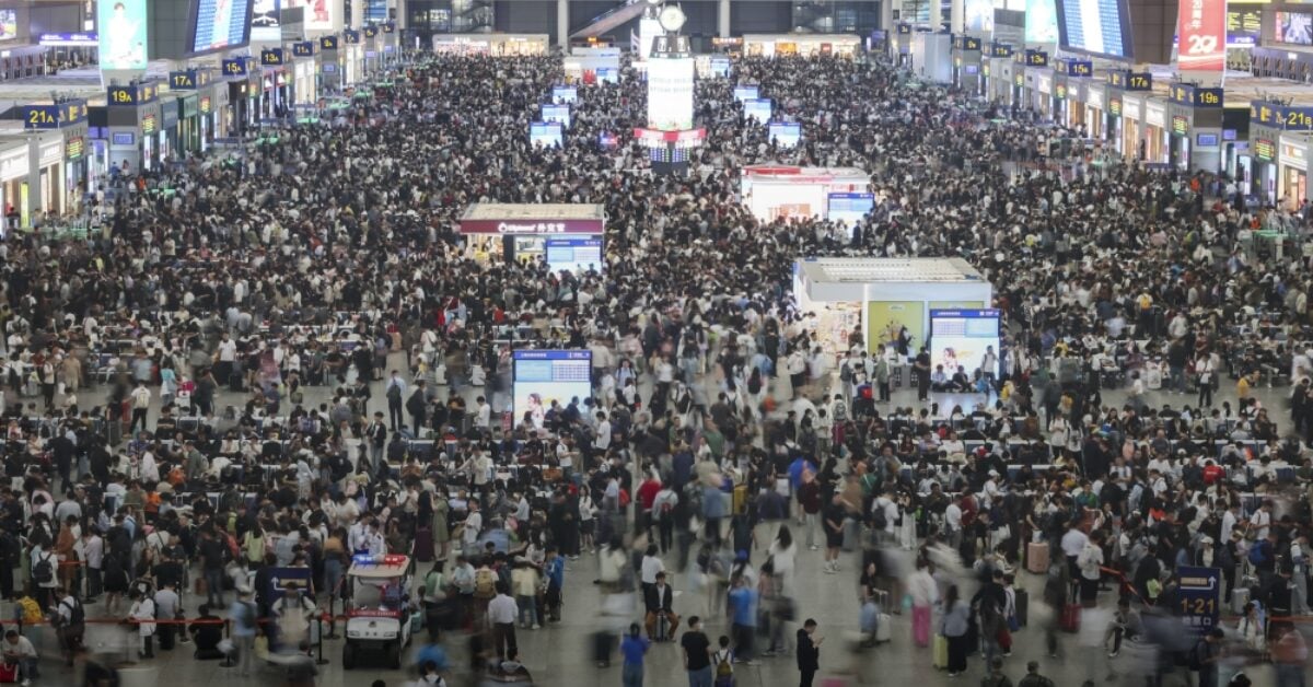 Blog_May day Travel Passengers wait for trains at Shanghai Hongqiao Railway Station on May 1